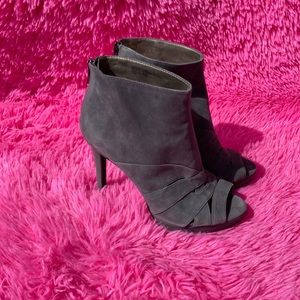 Via Neroli Tina gray suede open toe zipper back booties size 7.5
